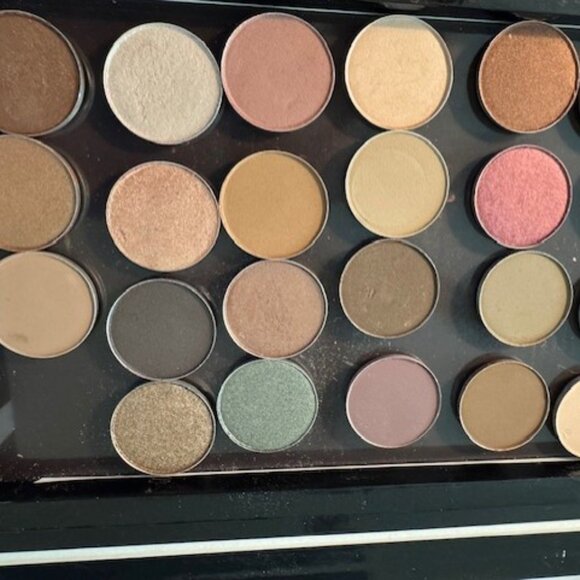 MAC Eyeshadows in a Z-Palette - Picture 1 of 6